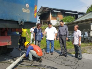 MBKS Councillors, Patrick Song and Ong Chee Chiang and Community Leader inspect on the fallen telephone pole.