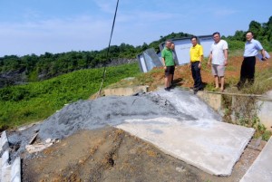 SUPP PCB Chief Wilfred Yap with members of the association at the site of the landslide