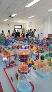 砂拉越政府和一行教育代表参观大学的石油工业模型。