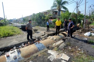 SUPP PCB Chief Wilfred Yap discussing the complaint of residents of Taman Hong Hong with the Enforcement Officers from MPP at the site of the construction of the illegal access