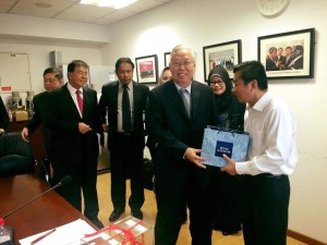 马来西亚精英大学校长陈德鸿博士（右三）赠送纪念品给中国石油大学校长山红红（右一）时与拿督赛明部长（右二）及拿督陈超耀（左二）等人合影。