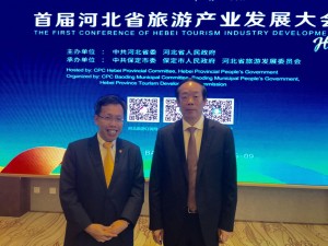 砂地方政府部长沈桂贤(左)与中共河北省委副书记赵勇针对旅游课题进行交流。