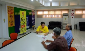 SPCB Chief, Wilfred Yap explaining the procedures and the supporting documents required in an application for a food stall licence from MPP