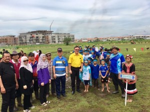 Right of YB Lo, Mr Awang Adrian Awang Ramlee ( headmaster ) [ in blue tee with stripe and cap ]  Left of YB Lo ( beside student dressed as a robot ), Mr Kushaidi Jamhari ( PK Hem) [ in black tee ] and Mdm Huzaimah Bte Hamden ( YDP PIBG SK Jalan Arang ) [ in purple Long sleeves ]