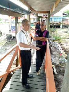 Teng in white talking to the villagers
