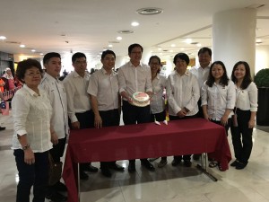 2nd from left, Peter Pau, Stanley, Bong Lian Hua (deco a cake) and Woman's chief, Vicky Lim  with other Kuching supp members.