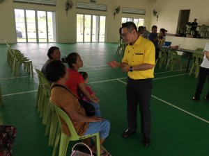 michael-tiang-in-yellow-shirt-talking-to-the-people-who-asked-for-help-23493