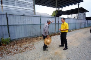 砂拉越人民联合党公共投诉局主任叶耀星在朋尼逊路8哩半向周先生了解他所面对的问题。