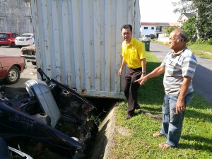 SUPP PCB Chief Wilfred Yap with the Mr Chew (spokesman of the residents) at the site where the containers and abandoned cars are illegally disposed