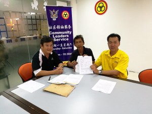 SUPP PCB Chief Wilfred Yap with the complainant seeking assistance on the allegedly missing RM170,000.00 from his late sister’s account