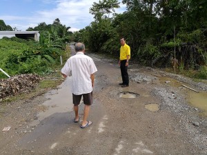 Mr Tan, the spokesman of the residents of Jalan Joon Onn showing SUPP PCB Chief Wilfred Yap the site of illegal rubbish dump and the dilapidated condition of Jalan Joon Onn