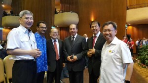 人联党主席沈桂贤（右一）与国阵成员党领袖合影，左一为民政党主席马袖强、左三为砂副首长道格拉斯，右二为人联党秘书长陈超耀。