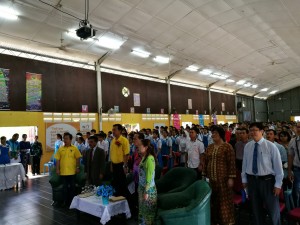 Yap representing Guest of Honour, YB Datuk Prof. Sim Kui Hian, Sarawak Minister of Local Government with the award winners, students, teachers and invited guests at the event