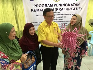 From left: Haji Baki PBB Wanita Hjh Sabtuyah Yusuf, Pengerusi MPWK Puan Hjh Fatimah Hariah Osman, YB Lo Khere Chiang and AJK Puan Norzanah.