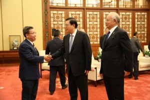 沈桂贤(左)与中国全国人大会常务委员会委员长张德江相见欢,右为首相纳吉。