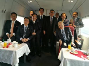 首相纳吉访华代表团一起乘搭高铁“和谐号”从北京前往天津。