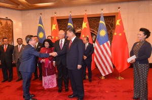 砂地方政府部长沈桂贤(左)拜会中国国家主席习近平时摄,在场包括首相纳吉与夫人罗斯玛,和习近平夫人彭丽媛。