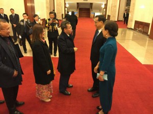 砂地方政府部长沈桂贤与中国总理李克强寒暄。