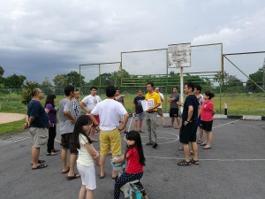 砂拉越人民联合党公共投诉局主任叶耀星在Shefford View ,Lorong Stampin Tengah 5E与居民们商讨相关通道问题。