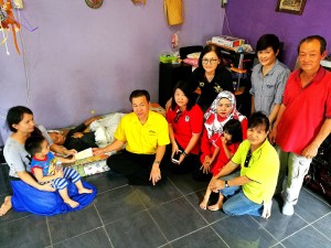 砂拉越人民联合党公共投诉局主任叶耀星与人联党圣淘沙支部成员前往八点地探望该名需要援助的事主