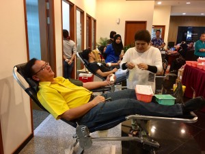 Lo donating blood