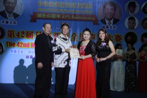 Dato’ Sebastian Ting giving the best award to Miss Wu Guan Quang