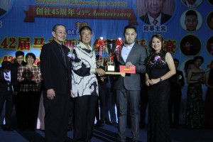 The best overall winner, Wang Jin Lin. Far right is Chairperson of Sarawak Miri Rainbow Chorus Society, Wong Koh Hee.