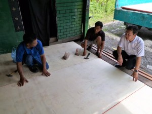 砂拉越人民联合党公共投诉局主任叶耀星在八点地视察该房屋的维修工程。