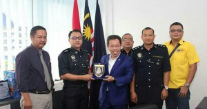 巴达旺警区主任艾迪尔(左二)赠送纪念品予砂地方政府部长沈桂贤。