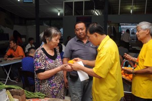 Dato Sebastian distributing oranges