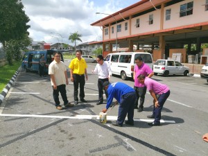 SUPP PCB Chief, Wilfred Yap together with Milton Foo and Cr Goh Tze Hui during the inspection of car park painting work at Stutong Market)