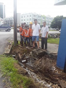 SUPP PCB Chief, Wilfred Yap together with Kapitan Cheong Ek Boh at the site of the blocked drains at Jalan Taman Hin Yu together with workers clearing the affected drains.