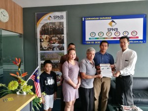 砂拉越人民联合党公共投诉局主任叶耀星偕同屋主及其家庭成员前往国家房屋公司提呈“大马亲民房屋计划”的申请。