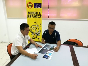 砂拉越人民联合党公共投诉局主任叶耀星与石角RPR Taman Cahaya Moyan 的居民代表Mr Ngadan进行面谈。