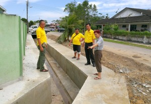 SUPP PCB Chief  Wilfred Yap and SUPP members with Madam Thung during inspection on improvement and upgrading works of drains at Taman Mei Lee, Lorong 6B, Jalan Stakan Sentosa
