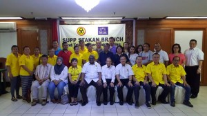 seated (6th left:) Stakan Chairman Sim Kiang Chiok , 5th left seated Honourary Chairman Dato Sim Swee Yong with the newly elected office bearers.