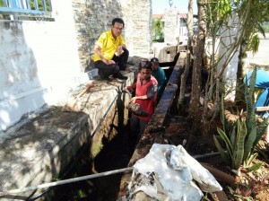 Wilfred Yap together with SUPP members monitoring the clearing work of the drains in progress at Everbright Estate.