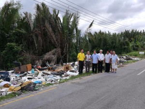 SUPP PCB Chief Wilfred Yap together with Temenggong Tan Joo Poi, Penghulu Thian Sing Hua, Kapitan Chai Yong Liang and other community leaders in front of the illegal rubbish dump at Lorong 30, Stampin Resettlement Scheme