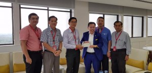 Dr Sim handing the cheque to Liu
