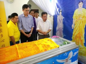 Dr. Sim, Tan Kai paid last respect to Bong's family at the latter's home.