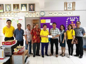 Bong receiving a cheque from Dr. sim for SJK Chung Hua, Syn San Tu recently