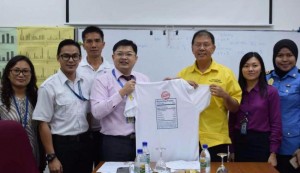 Dr Jack Wong handing over a sample of the tee shirt at the press conference. 