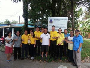 Tan Kai Political Secretary to Chief Minister, Wilfred Yap SUPP Kota Sentosa Branch Chairman, Councillor Philip Liaw, Councillor Goh Tze Hui, Councillor Kho Teck Wan, Kapitan Chai Yong Liang, Kapitan Wong Ka Chuan and Tuai Rumah Jakup Buan and other SUPP members after raising of sign board for upgrading drainage works.