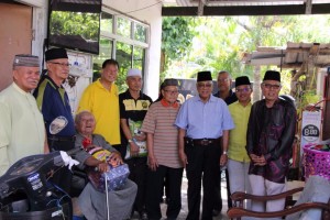 Datuk Sebastian Ting giving to the poor.