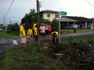 SUPP PCB Chief, Wilfred Yap together with SUPP members monitoring the clearing works of the drains in progress at Lorong 29 & 31, Stampin Resettlement Scheme.