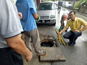 SUPP PCB Chief Wilfred Yap with the workers from the Public Health Department from Majlis Perbandaran Padawan  at the site.