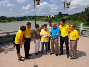 Dr. Sim Kui Hian viewing the site of the new park with staff of SFS and MPP. 
