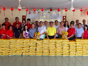 Lo Khere Chiang witnessing the handing over of rice to Hun Nam Siang Tng