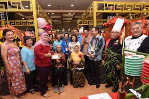 Former TYT Tun Sallahuddin (4th right) presenting 1st prize to Mdm Siti Aiysah (3rd right)