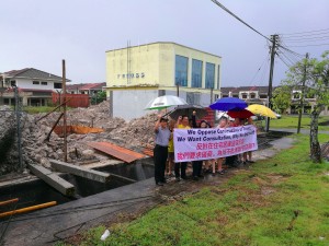 SUPP PCB Chief Wilfred Yap with some of the unhappy residents at the construction site of the telecommunication tower at Lorong Song 3